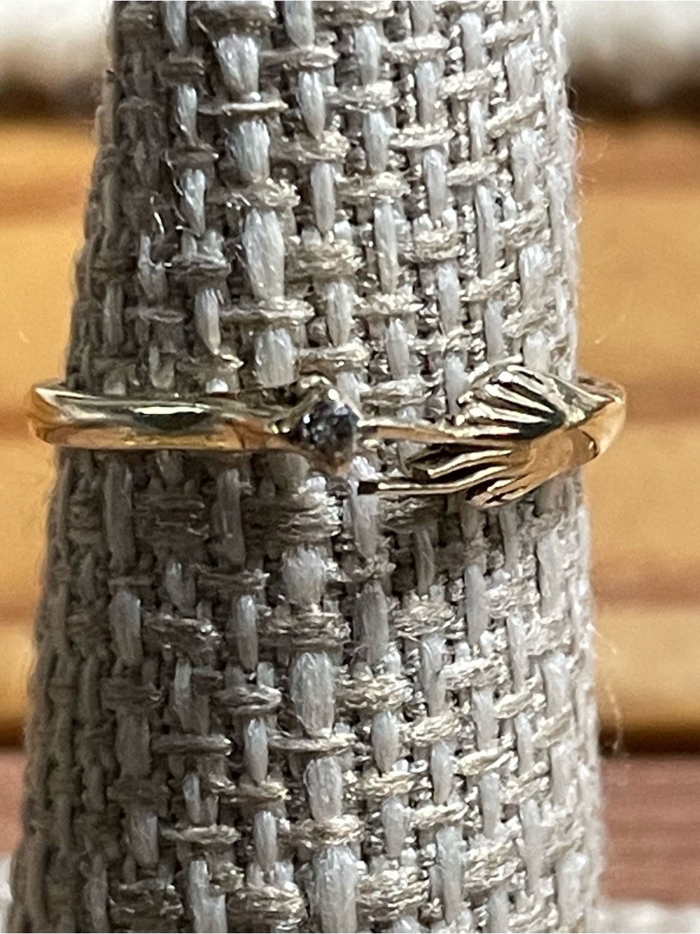 Estate find 10KT YELLOW GOLD AND A TINY DIAMOND SZ 6 Ring stamped 1.1 grams - Picture 3 of 7